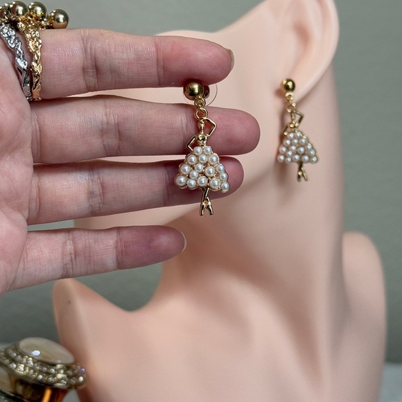 💖 🩰 Elegant Ballerina Gold and Pearl Stud Earrings ⚜️ - Picture 5 of 5